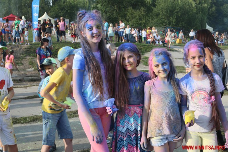 Вінничани закидали один одного кольоровими фарбами. Яскравий фоторепортаж з Holi Fest - фото 3