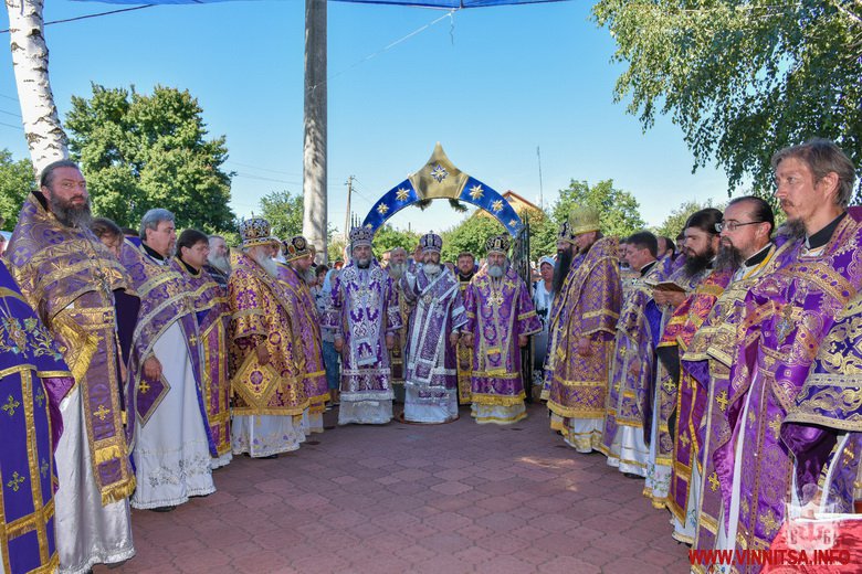 У 95-ту річницю Калинівського дива на Вінниччині тисячі людей пройшлися хресною ходою - фото 21