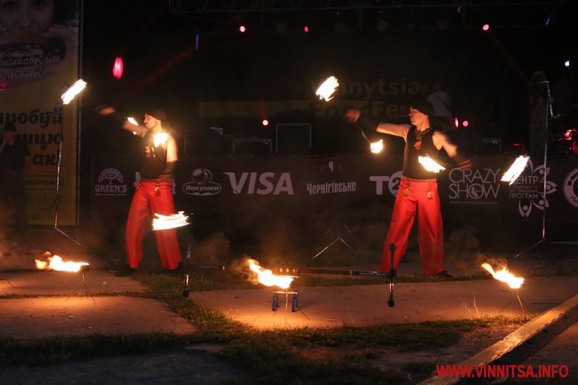 Тисячі вінничан прийшли подивитися на Fire show, пострибати через купальське вогнище та запустити вінки на воду. Нічний фоторепортаж - фото 11