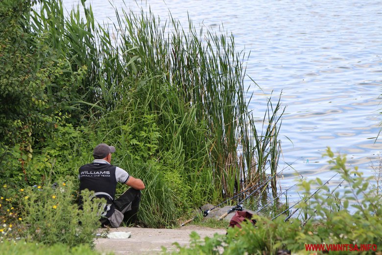 У Вінниці в День рибалки на озері діти змагалися, хто найбільше зловить риби - фото 16