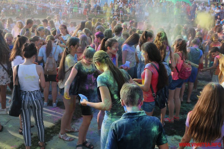 Вінничани закидали один одного кольоровими фарбами. Яскравий фоторепортаж з Holi Fest - фото 18