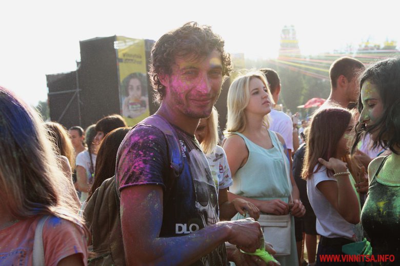 Вінничани закидали один одного кольоровими фарбами. Яскравий фоторепортаж з Holi Fest - фото 20