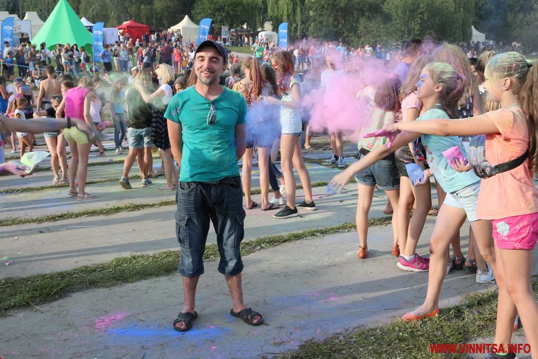 Вінничани закидали один одного кольоровими фарбами. Яскравий фоторепортаж з Holi Fest - фото 38