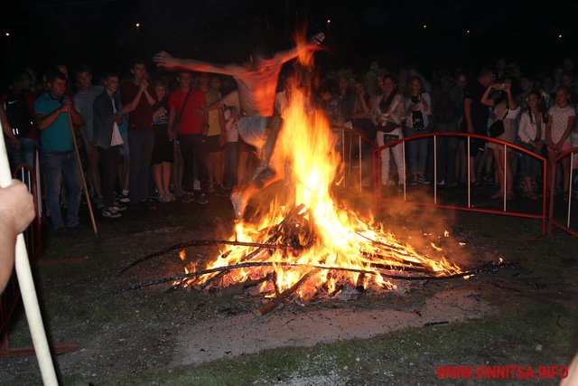 Тисячі вінничан прийшли подивитися на Fire show, пострибати через купальське вогнище та запустити вінки на воду. Нічний фоторепортаж - фото 33