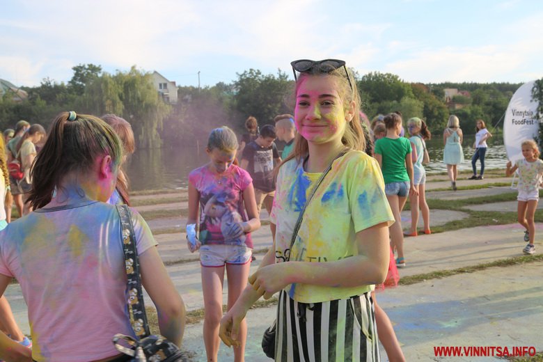 Вінничани закидали один одного кольоровими фарбами. Яскравий фоторепортаж з Holi Fest - фото 44