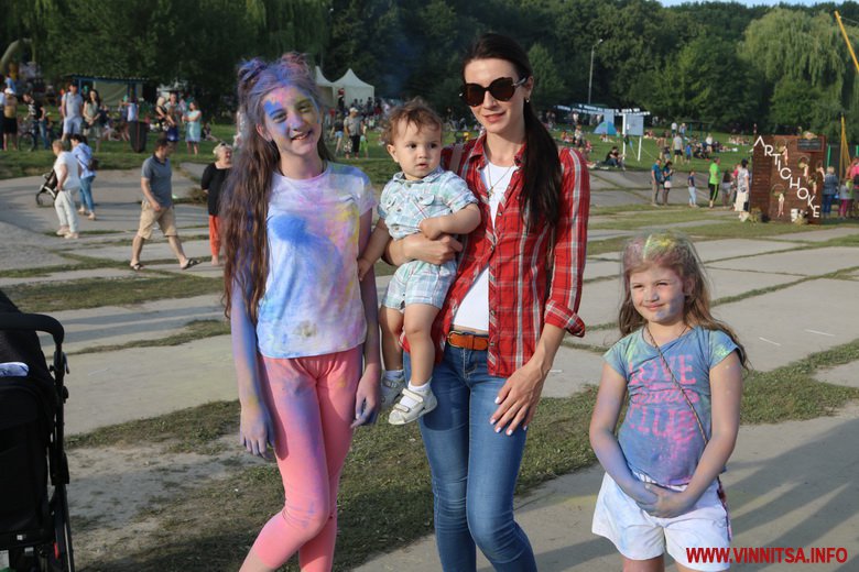 Вінничани закидали один одного кольоровими фарбами. Яскравий фоторепортаж з Holi Fest - фото 45