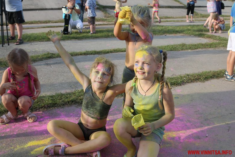 Вінничани закидали один одного кольоровими фарбами. Яскравий фоторепортаж з Holi Fest - фото 48