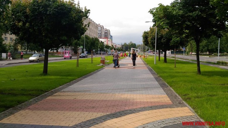 Джипом по газонах і пішохідних зонах. Показали відео, як автівка поперек проспекту Космонавтів проїжджала