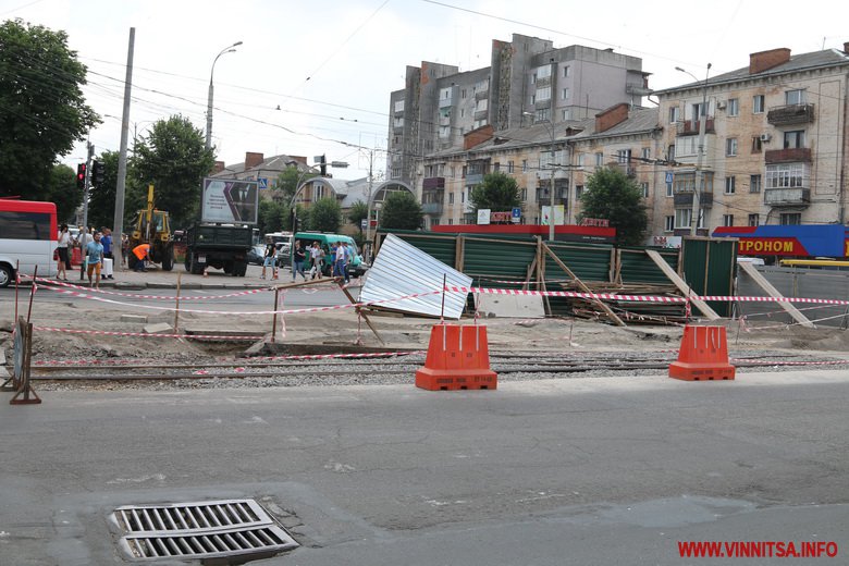 На Замостянській готуються до будівництва «оксамитового шляху» для трамваїв: плити виготовляє вінницьке підприємство. Фото