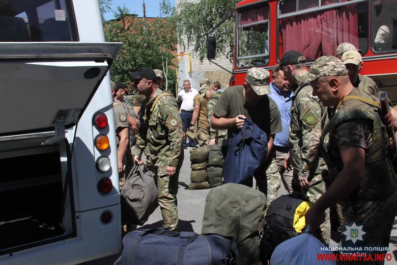 До Вінниці зі сходу повернувся зведений загін працівників поліції - фото 4