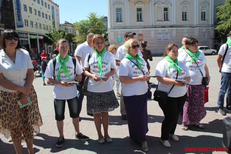 Ні, жебрацтву. У Вінниці встановили чорний куб з фігурою дитини в середині. Фото - фото 2