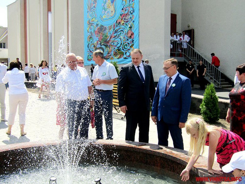 На Вінниччині відкрили площу Тараса Шевченка: пам’ятник Кобзареві, фонтан та Wi-Fi - фото 5