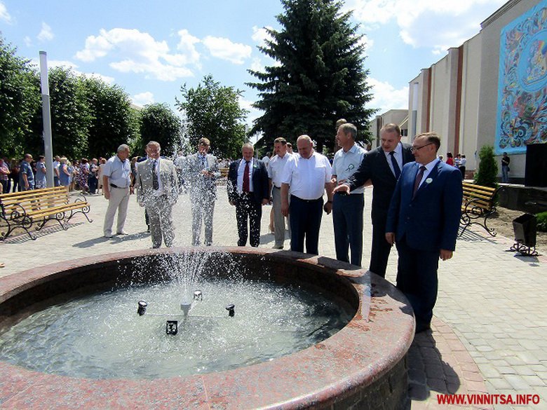 На Вінниччині відкрили площу Тараса Шевченка: пам’ятник Кобзареві, фонтан та Wi-Fi - фото 8