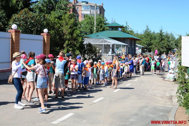 У вінницькому зоопарку відвідувачам показали нових ведмедів, яких поселили у вольєр з басейном. Фото - фото 16