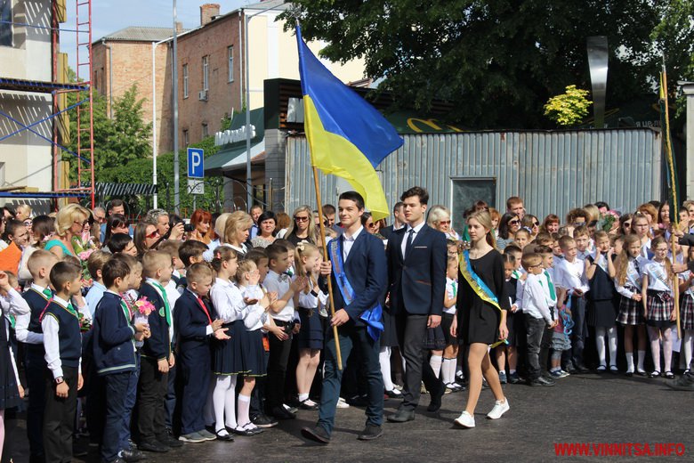 Останній дзвоник у Вінниці: мюзикл від випускників та запальний танок матусь. Фото. Відео - фото 21