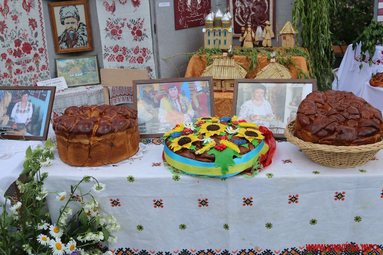 Шевченківське свято у Вінниці: сотні короваїв, ляльки-мотанки та вишиті рушники. Фоторепортаж - фото 38