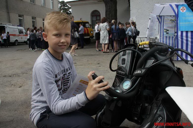 В школі дітей навчали, як діяти у випадках надзвичайних ситуацій. Фото - фото 8