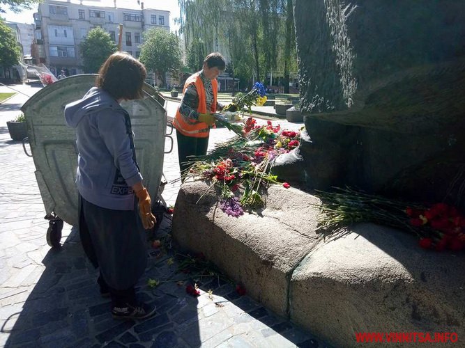 Біля Меморіалу Слави у Вінниці перебирають квіти, які принесли 9 травня - фото 7