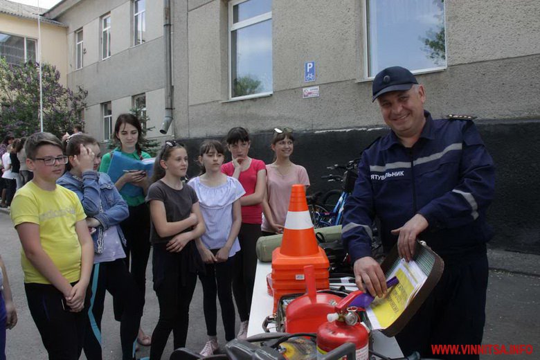 В школі дітей навчали, як діяти у випадках надзвичайних ситуацій. Фото - фото 9