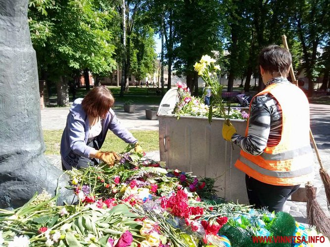 Біля Меморіалу Слави у Вінниці перебирають квіти, які принесли 9 травня - фото 8