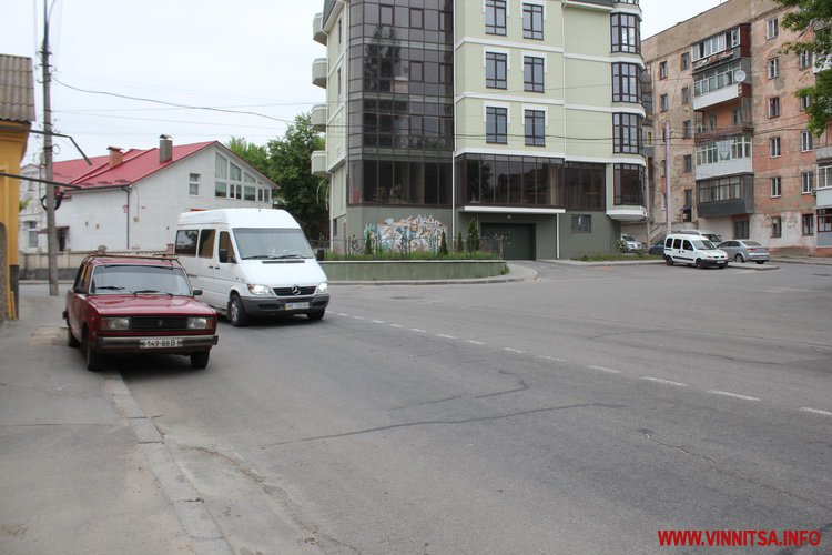 У Вінниці пенсіонери готові собою перекривати дорогу, аби там облаштували перехід. Фото - фото 7