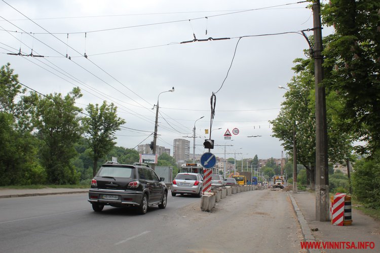 У Вінниці Київський міст з обох боків облаштували червоними «зебрами». Фото - фото 20