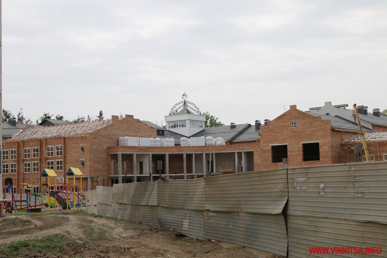 Яскраві висотки, фонтан і будівництво школи. Фоторепортаж з мікрорайону «Поділля» - фото 51