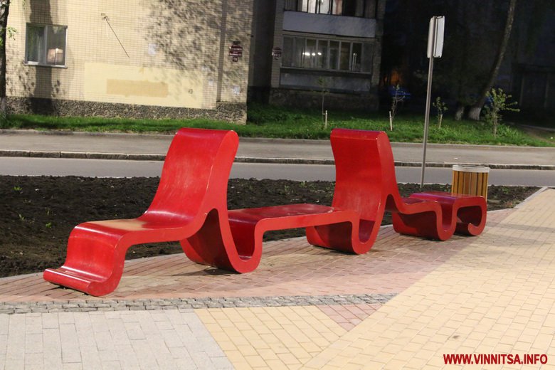 Арка на Космонавтів світиться від сонячних панелей. Нічний фоторепортаж - фото 9