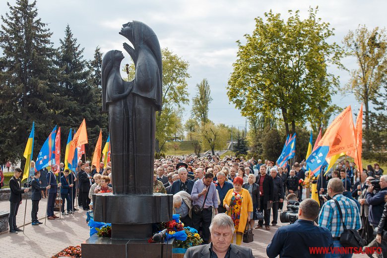 У Вінниці поклали квіти до пам’ятника та нагородили чорнобильців з нагоди річниці трагедії на ЧАЕС - фото 34