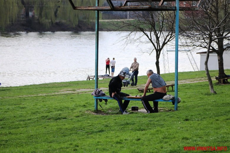 На Вишенському озері відкрили сезон пікніків та купання. Фоторепортаж вихідного дня - фото 20