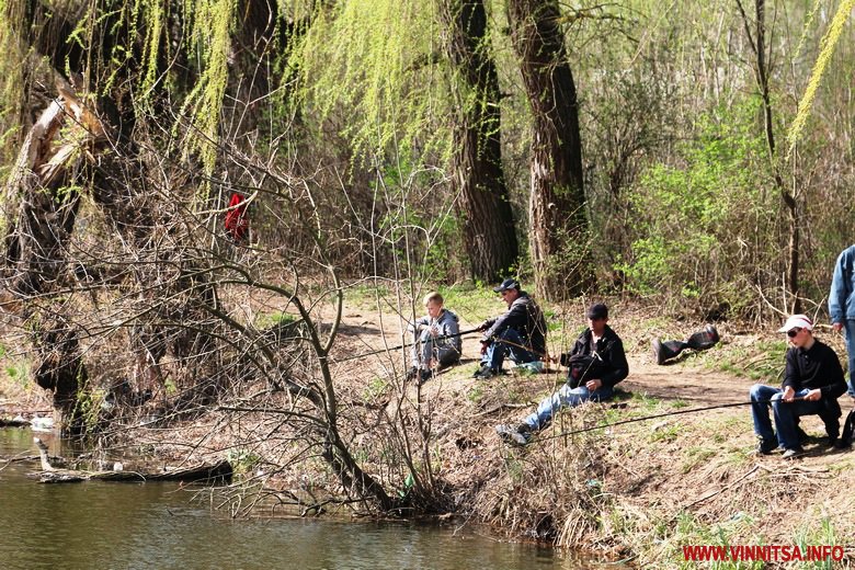 На Вишенському озері відкрили сезон пікніків та купання. Фоторепортаж вихідного дня - фото 30