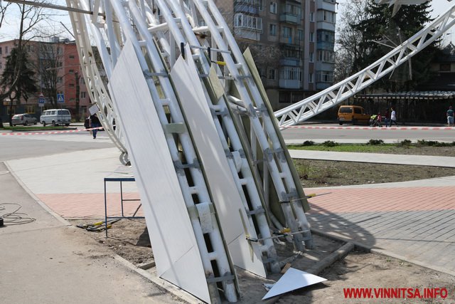 На Космонавтів обшивають «хвилі», що тримають літак, і арку під сонячну батарею. Фото - фото 8