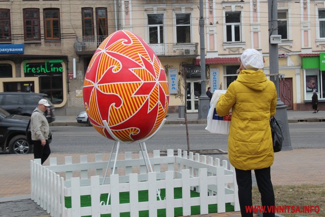 Вінничани в центрі міста розмальовують велетенську писанку. Фоторепортаж - фото 17