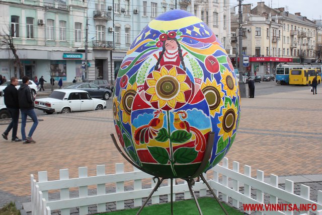 Вінничани в центрі міста розмальовують велетенську писанку. Фоторепортаж - фото 21