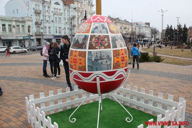 Вінничани в центрі міста розмальовують велетенську писанку. Фоторепортаж - фото 25