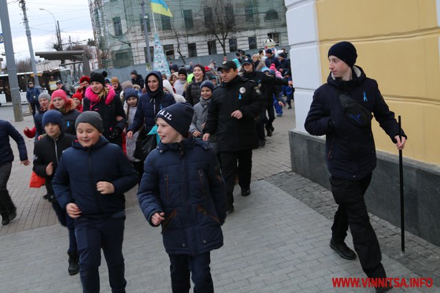 У Вінниці «діти дощу» створили «живе серце» біля Вежі - фото 15