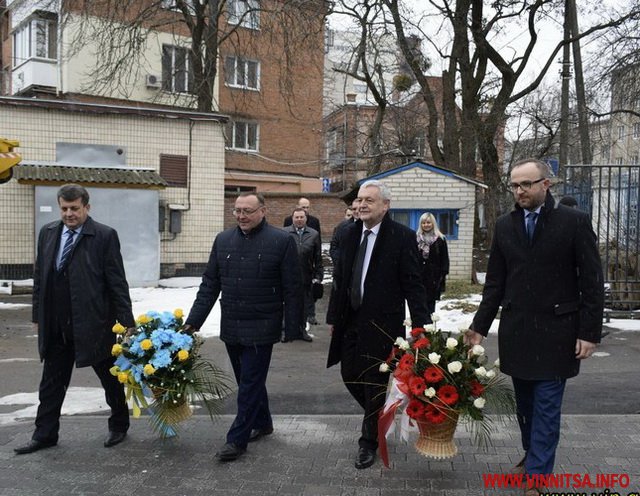 У Вінниці відбулась офіційна зустріч керівництва області та міста з Послом Польщі. Поклали квіти до меморіалів Пілсудському та Петлюри - фото 4