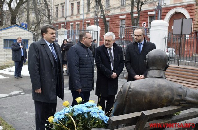 У Вінниці відбулась офіційна зустріч керівництва області та міста з Послом Польщі. Поклали квіти до меморіалів Пілсудському та Петлюри - фото 6