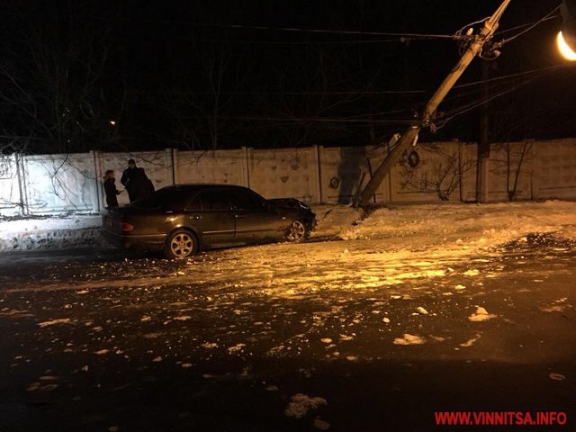 Водій «Мерседесу», який збив стовпа у Вінниці, відновить опору за свої гроші. Фото - фото 3