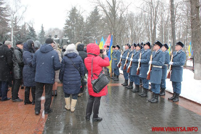 «Люди босі виходили на вулиці. Грала музика»: у Вінниці відзначили річницю визволення від фашистських загарбників. Фото - фото 4