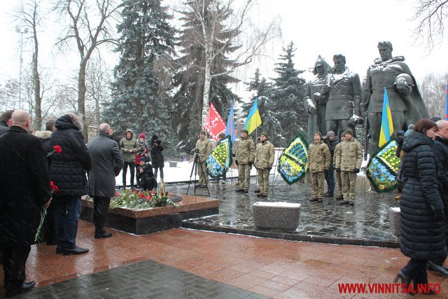 «Люди босі виходили на вулиці. Грала музика»: у Вінниці відзначили річницю визволення від фашистських загарбників. Фото - фото 5