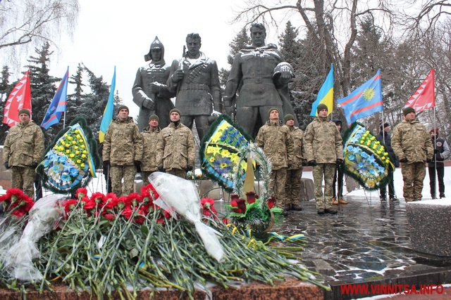 «Люди босі виходили на вулиці. Грала музика»: у Вінниці відзначили річницю визволення від фашистських загарбників. Фото - фото 11