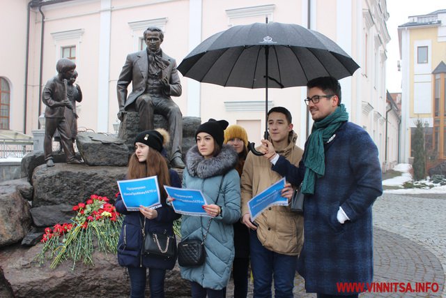 В День народження Шевченка вінничани читали вірші та закликали владу підтримати закон про мову - фото 8