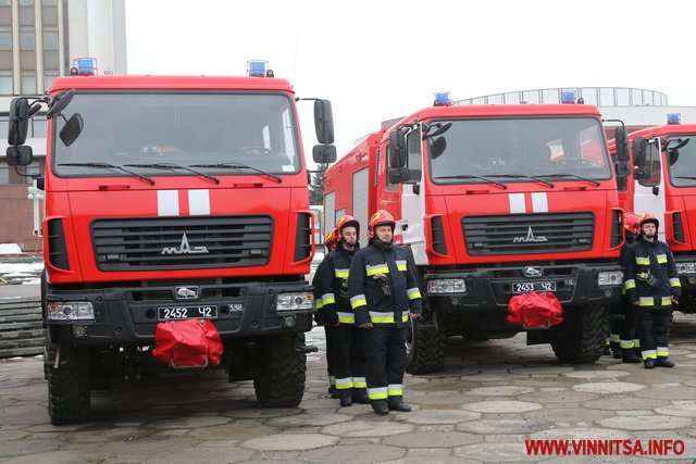 Рятувальникам Вінниччини передали 5 сучасних пожежних машин. Фоторепортаж - фото 17