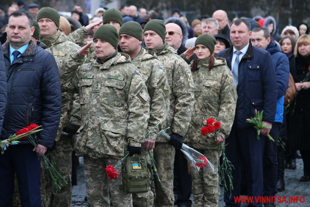 День народження Кобзаря: у Вінниці до пам’ятника Тараса Шевченка поклали квіти. Фоторепортаж - фото 5