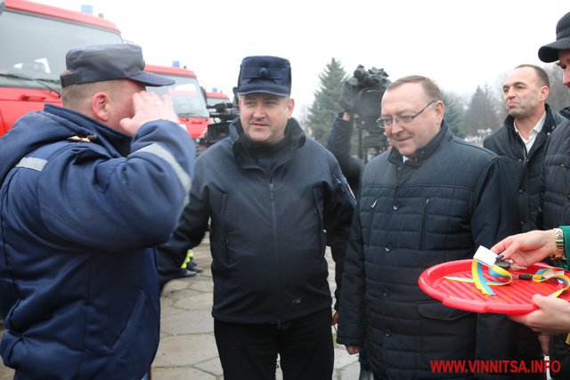 Рятувальникам Вінниччини передали 5 сучасних пожежних машин. Фоторепортаж - фото 24