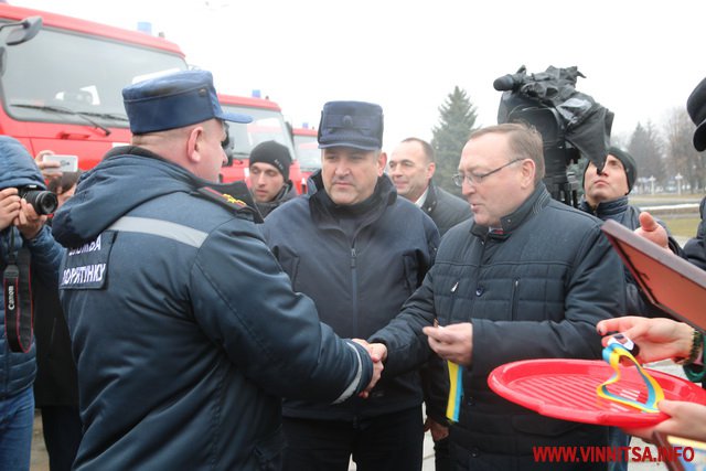 Рятувальникам Вінниччини передали 5 сучасних пожежних машин. Фоторепортаж - фото 25