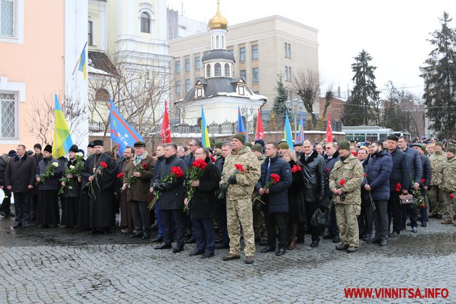 День народження Кобзаря: у Вінниці до пам’ятника Тараса Шевченка поклали квіти. Фоторепортаж - фото 9