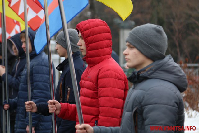 День народження Кобзаря: у Вінниці до пам’ятника Тараса Шевченка поклали квіти. Фоторепортаж - фото 14