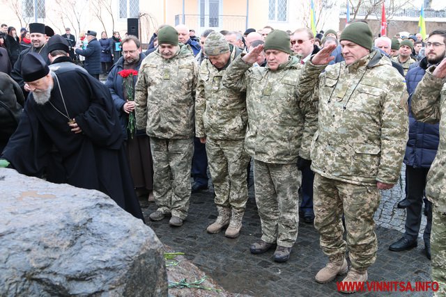 День народження Кобзаря: у Вінниці до пам’ятника Тараса Шевченка поклали квіти. Фоторепортаж - фото 27